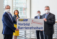Gruppenfoto mit GF Andreas Schuhmann, LR Christiane Teschl-Hofmeister, LR Ludwig Schleritzko, LAbg. Christoph Kainz. Sie halten gemeinsam ein Schild mit dem Text "Vorbild Barrierefrei. Jetzt einreichen" hoch.