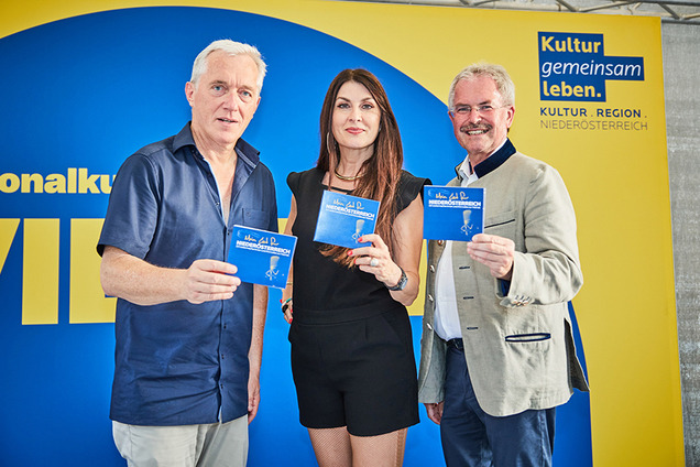 Drei Personen halten je eine CD ins Bild.