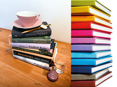 Stapel mit Büchern. Darauf steht eine rosa farbene Tasse.