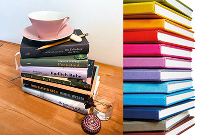 Stapel mit Büchern. Darauf steht eine rosa farbene Tasse.