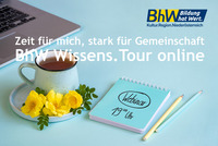 blauer Hintergrund, imm Vordergrund sieht man ein Kaffeehäferl mit gelben Blumen, ein Notizblock auf dem steht: Webinar, 19 Uhr, im Hintergrund sieht man noch einen Laptop.