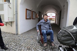 Vizebgm. Thomas Vasku probiert den Rollstuhl aus