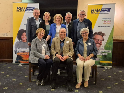 Gruppenbild vor 2 BhW Rollups. In der ersten Reihe sitzend: Silvia Riebl, Johann Stippl und Ingrid Haiden