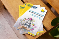 Das Bild zeigt aus der Vogelperspektive den Ausschnitt einer Holzbank. Auf dieser liegen mehrere Exemplare des neuen Praxishandbuchs Bildungsehrenamt.
