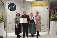 Sabine Neunteufl (stellvertretende Landesvorsitzende BHW Verein), Johann Pittl und Leopoldine Pittl, Therese Reinel (Geschäftsführerin BhW Niederösterreich GmbH) stehen als Gruppe zusammen. Johann Pittl präsentiert die Urkunde zum Kulturpreis.
