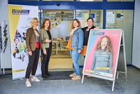 Gruppenbild vor dem Eingang des BhW Niederösterreich 