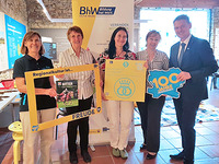 Gruppenbild mit 4 Frauen und einem Mann. Sie halten ein Schild mit dem Logo von "10 Jahre Niederösterreich" und ein Schild mit "Zeit Punkt Lesen Lesepicknick" hoch.