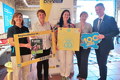 Gruppenbild mit 4 Frauen und einem Mann. Sie halten ein Schild mit dem Logo von "10 Jahre Niederösterreich" und ein Schild mit "Zeit Punkt Lesen Lesepicknick" hoch.
