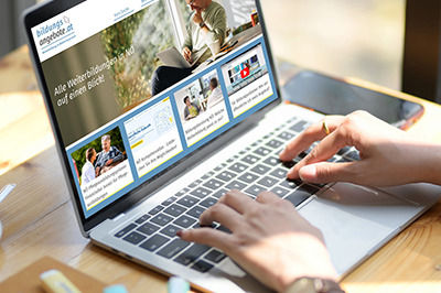 Aufgeklappter Laptop, auf dem Bildschirm sieht man die Startseite der Website "Bildungsangebote.at". Zwei Frauenhände tippen auf der Tastatur.