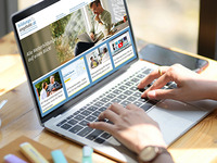Aufgeklappter Laptop, auf dem Bildschirm sieht man die Startseite der Website "Bildungsangebote.at". Zwei Frauenhände tippen auf der Tastatur.