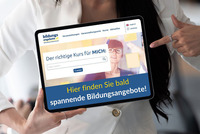 Auf dem Bild ist eine Frau dargestellt, die ein Tablet in ihrer rechten Hand hält. Ihre linke Hand weist mit dem Zeigefinger auf den Bildschirm des Tablets, auf dem die Oberfläche der Datenbank bildungsangebote.at und der Text „Hier finden Sie bald spannende Bildungsangebote“ zu sehen ist.