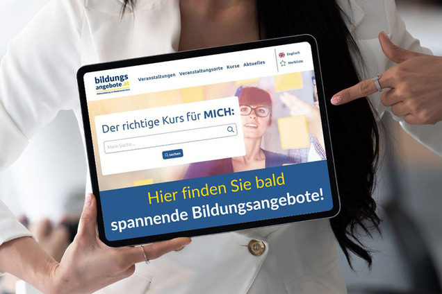 Auf dem Bild ist eine Frau dargestellt, die ein Tablet in ihrer rechten Hand hält. Ihre linke Hand weist mit dem Zeigefinger auf den Bildschirm des Tablets, auf dem die Oberfläche der Datenbank bildungsangebote.at und der Text „Hier finden Sie bald spannende Bildungsangebote“ zu sehen ist.