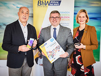 Gruppenbild mit BHW-Leiter von Scheibbs Franz Raab, Landesrat Ludwig Schleritzko und BhW-Geschäftsführerin Therese Reinel. LR Schleritzko hält eine Smartphone-Mappe in der Hand, und die beiden anderen Personen je ein Handy. 