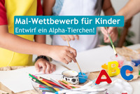 Man sieht Kinderhände die mit Pinseln malen, davor stehen Farben und liegen Stifte auf einem Tisch.