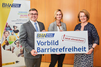 Gruppenbild mit Landesrat Ludwig Schleritzko, BhW Niederösterreich-Geschäftsführerin Therese Reinel und Landesrätin Christiane Teschl-Hofmeister. Sie halten ein großes Schild hoch auf dem steht: Vorbild Barrierefreiheit, jetzt einreichen! 