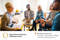In einer angenehmen Gesprächsatmosphäre unterhält sich eine Gruppe von Personen angeregt.