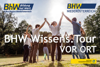 Das Bild zeigt eine Gemeinschaft von Menschen, die im Kreis stehen und ihre Hände ineinander verschränkt halten. 