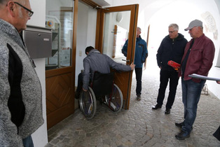 Schwergängige Türen sind für Menschen im Rollstuhl oft nur mit erheblichem Aufwand selbstständig zu öffnen