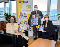 Gruppenfoto mit Landesrätin Christiane Teschl-Hofmeister, Landesrat Ludwig Schleritzko und BhW Geschäftsführerin Therese Reinel die gemeinsam die Broschüre über digitale Barrierefreiheit präsentieren. 