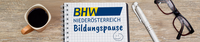 Das Bild zeigt einen Schreibtisch von oben. Darauf liegen ein Block und eine Brille, daneben steht eine Kaffeetasse.