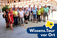 Das Bild zeigt eine Gruppe Menschen im Innenhof der Renaissanceburg Schallaburg, wo diese die Ausstellung „Träume träumen“ besuchte.