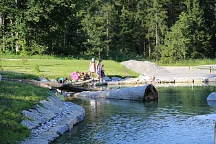 Kinder beim Spielen am Wasser