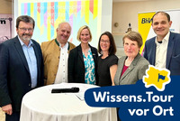 Das Bild zeigt die Referenten sowie weitere Akteurinnen und Akteure des Vortragsabends zum Thema Ende und Neubeginn.