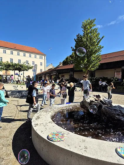 Kinder haben Freude beim Erzeugen von Riesen-Seifenblasen