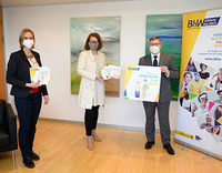 Gruppenfoto mit LR Ludwig Schleritzko, LR Christiane Teschl-Hofmeister und BhW Geschäftsführerin Therese Reinel. In den Händen halten sie das neue Kindermagazin "Gemeinsam für Alle".