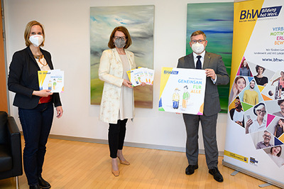 Gruppenfoto mit LR Ludwig Schleritzko, LR Christiane Teschl-Hofmeister und BhW Geschäftsführerin Therese Reinel. In den Händen halten sie das neue Kindermagazin "Gemeinsam für Alle".