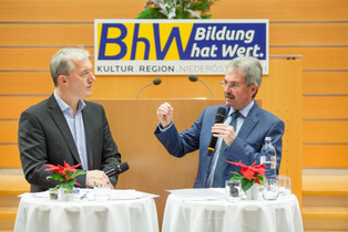 Geschäftsführer Martin Lammerhuber und Landesrat Karl Wilfing vor dem BhW Logo im Landtagssaal