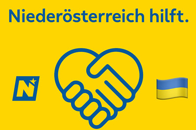 Logo der Initiative "Niederösterreich hilft". Gelber Hintergrund, oben steht steht "Niederösterreich hilft." Darunter links ist das Niederösterreich Logo, rechts die Fahne der Ukraine und in der Mitte zwei schüttelnde Hände die ein Herz bilden.