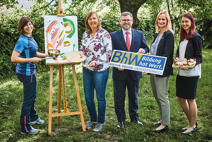 Gruppenbild mit fünf Personen, darunter Landesrat Ludwig Schleritzko im BhW Ziersdorf.