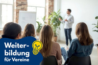 Mehrere Personen sitzen in einem Seminarraum und hören einem Mann zu, der vorne steht und etwas präsentiert. Im Vordergrund ist der Schriftzug „Weiterbildung für Vereine“ mit einem Glühbirnen-Symbol zu sehen.