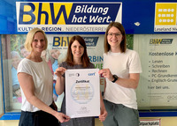 Die beiden Geschäftsführerinnen des BhW Therese Reinel und Melanie Winkler halten gemeinsam mit Barbara Gruber-Rotheneder die CERT NÖ-Urkunde. 