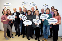 Gruppenbild mit BHW Vorstand und Support Ehrenamt Team. Die Personen halten große Sprechblasen in die Höhe mit einigen Schlagworten zum Tag des Ehrenamtes.
