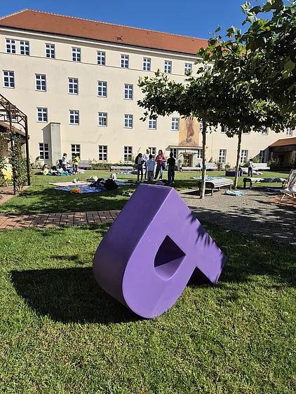 Ein Riesen-Buchstabe schmückt den Alumnatsgarten