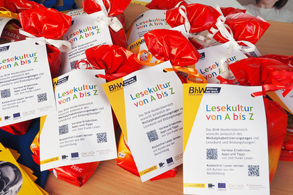 Foto der kleinen Sackerl mit Buchstaben-Nudeln und einem Info-Zettel über den Weltalphabetisierungstag.