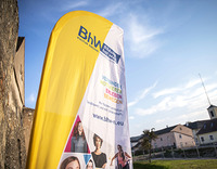 Die Beachflag mit BhW Design flattert im Wind