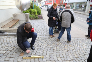 Experte Mathias Past misst die Steigung zum Gemeindeamt in Loosdorf