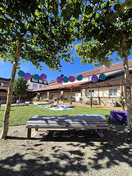 Der bunt geschmückte Alumnatsgarten beim Riesen-Lesepicknick