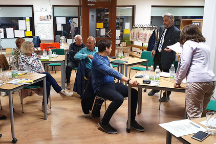 Mehrere Personen bei einem Kurs im Bezirk Korneuburg.