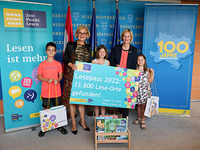 Gruppenbild mit GewinnerInnen des Lesepasses, Landeshauptfrau Johanna Mikl-Leitner und BhW Geschäftsführerin Therese Reinel