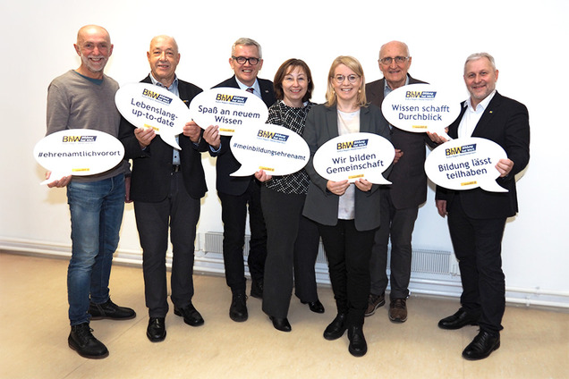 Gruppenbild mit BHW Vorstand. Die Personen halten große Sprechblasen in die Höhe mit einigen Schlagworten zum Tag des Ehrenamtes.