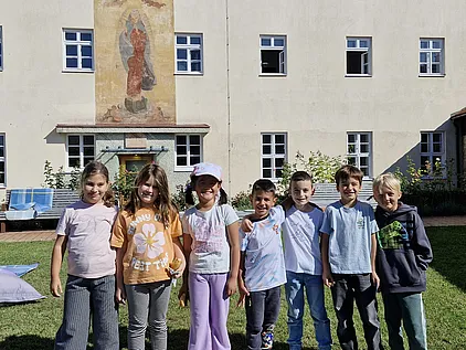 Gruppenfoto mit lesebegeisterten Volksschülern