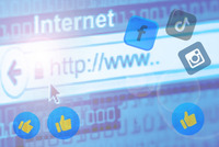 Im Hintergrund sieht man einen Ausschnit von einem Internet-Brower und im Vorderung die Symbole für diverse Social Media Kanäle.