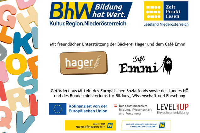 Man sieht im Hintergrund bunte Buchstaben und mehrere Logos. Das BhW Logo, Zeit Punkt Lesen Logo, Bäckerei Hager Logo, und etliche Förderlogos der BhW Basisbildung.