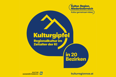 gelber Hintergrund, zwei blaue tropfenförmige Formen. In einem steht "Kulturgipfel - Regionalkultur im Zeitalter der KI". In der zweiten Form steht: "in 20 Bezirken"