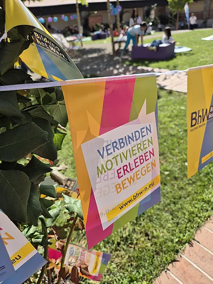Eine bunte Wimpel des BhW als Dekoration