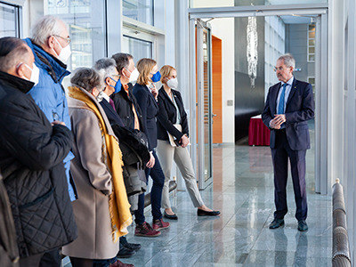 Links stehen die Teilnehmerinnen und Teilnehmer und rechts Landtagspräsident Karl Wilfing der spannende Einblicke in die Rolle und Aufgaben des NÖ Landtages gab. 